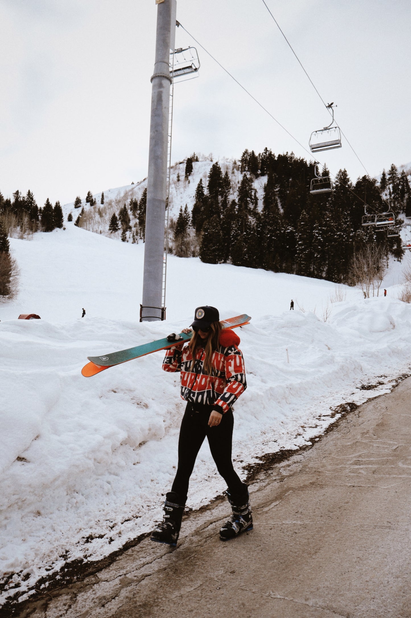 SKI MOM CLUB trucker in NAVY