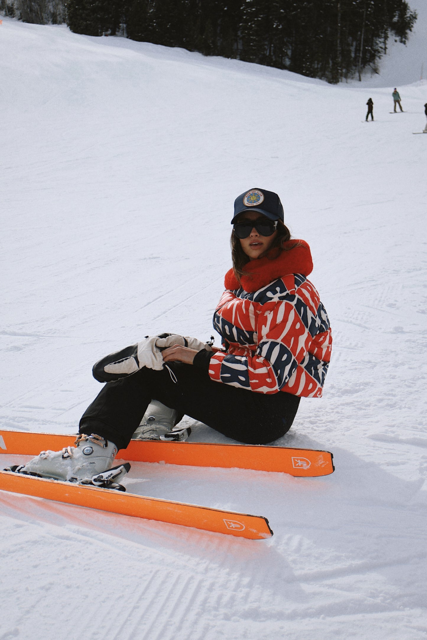SKI MOM CLUB trucker in NAVY
