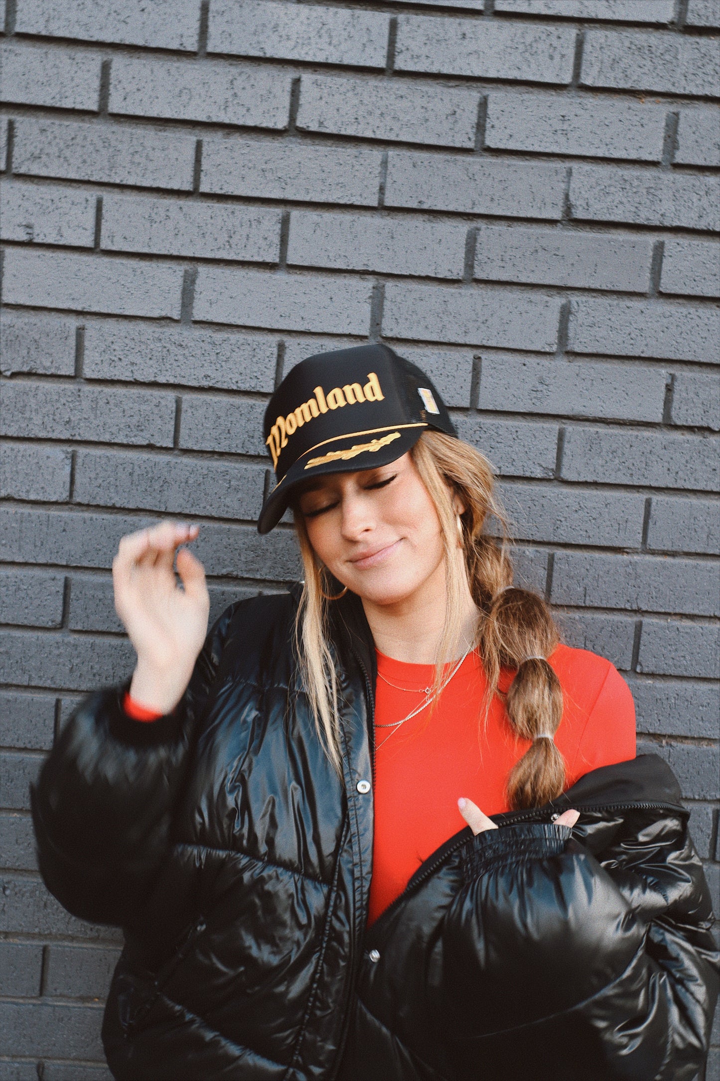 Momland™️ Trucker Hat in black with gold leaf